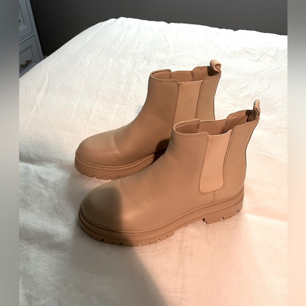 Size 9 Marc Fisher ankle boots.